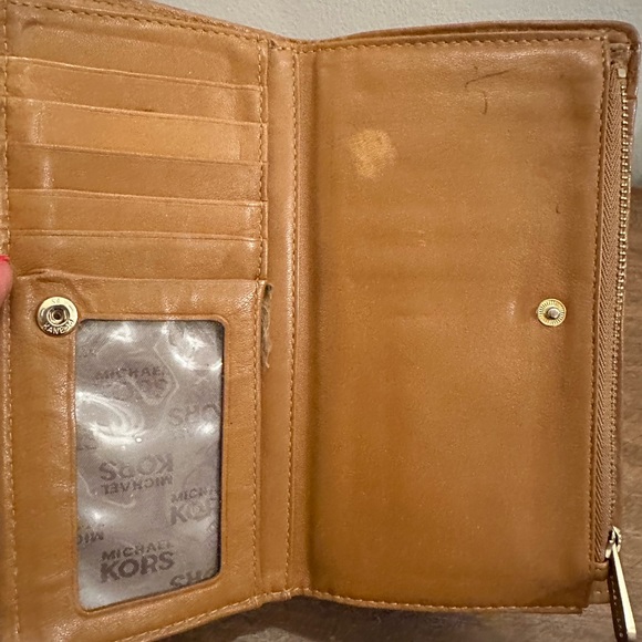 Michael Kors ⚜️ Camel Colored full sized wallet with gold accents - Picture 10 of 12